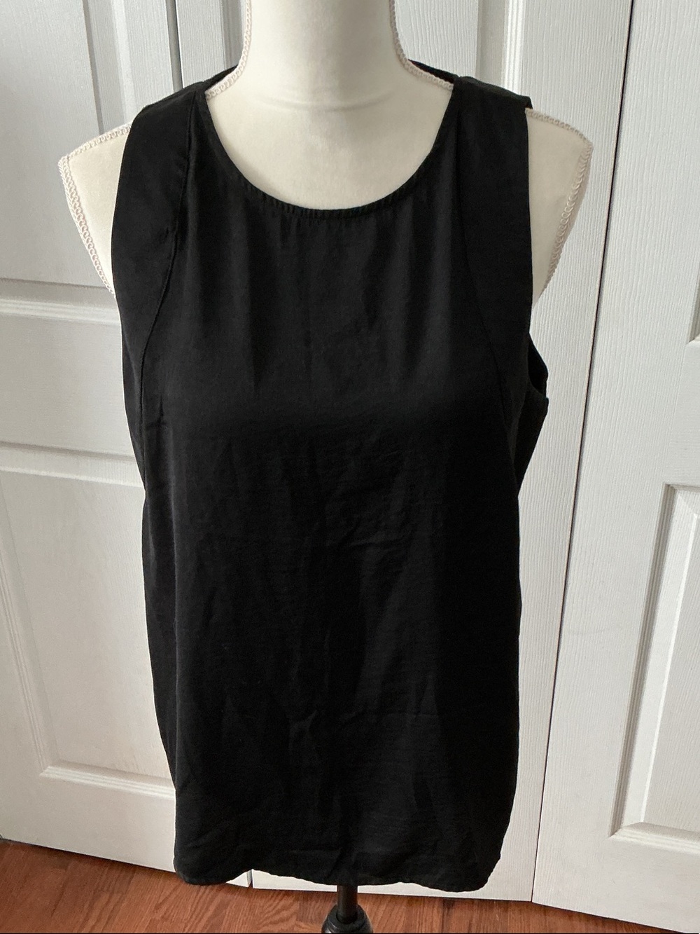Banana Republic Black Sleeveless Scoop Neck Tank